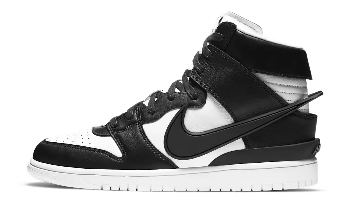Toàn thân đôi Dunk High trắng đen, thấy rõ dấu Swoosh chạy vượt qua gót.
