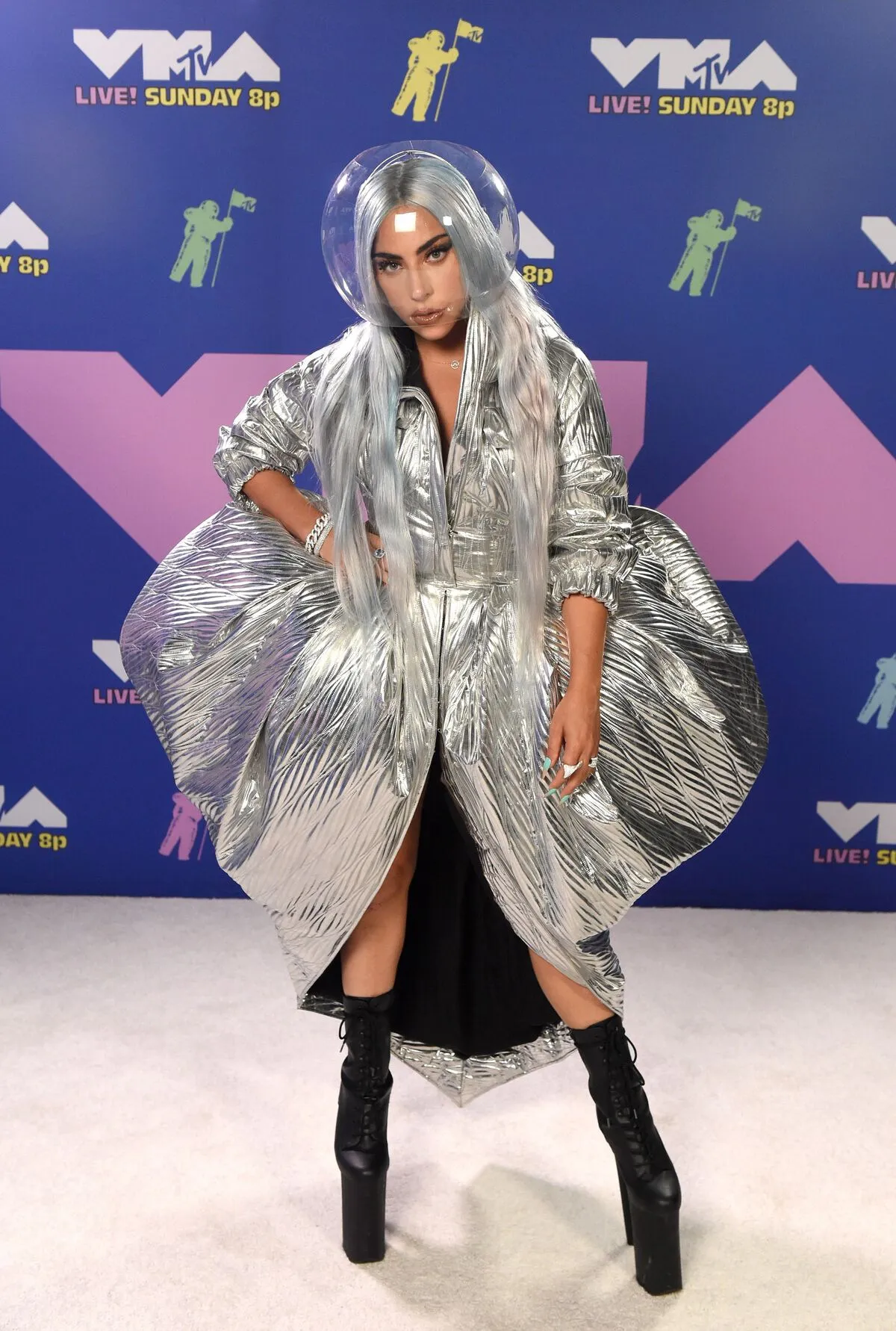 Lady Gaga trở thành "công dân gương mẫu" tại VMAs 2020