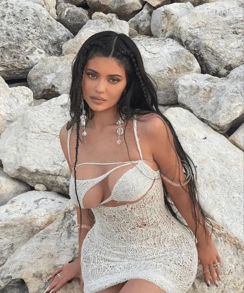 Kylie Jenner quyến rũ trong chiếc váy len trắng được làm riêng bởi cựu sinh viên Parsons Natalia Fedner