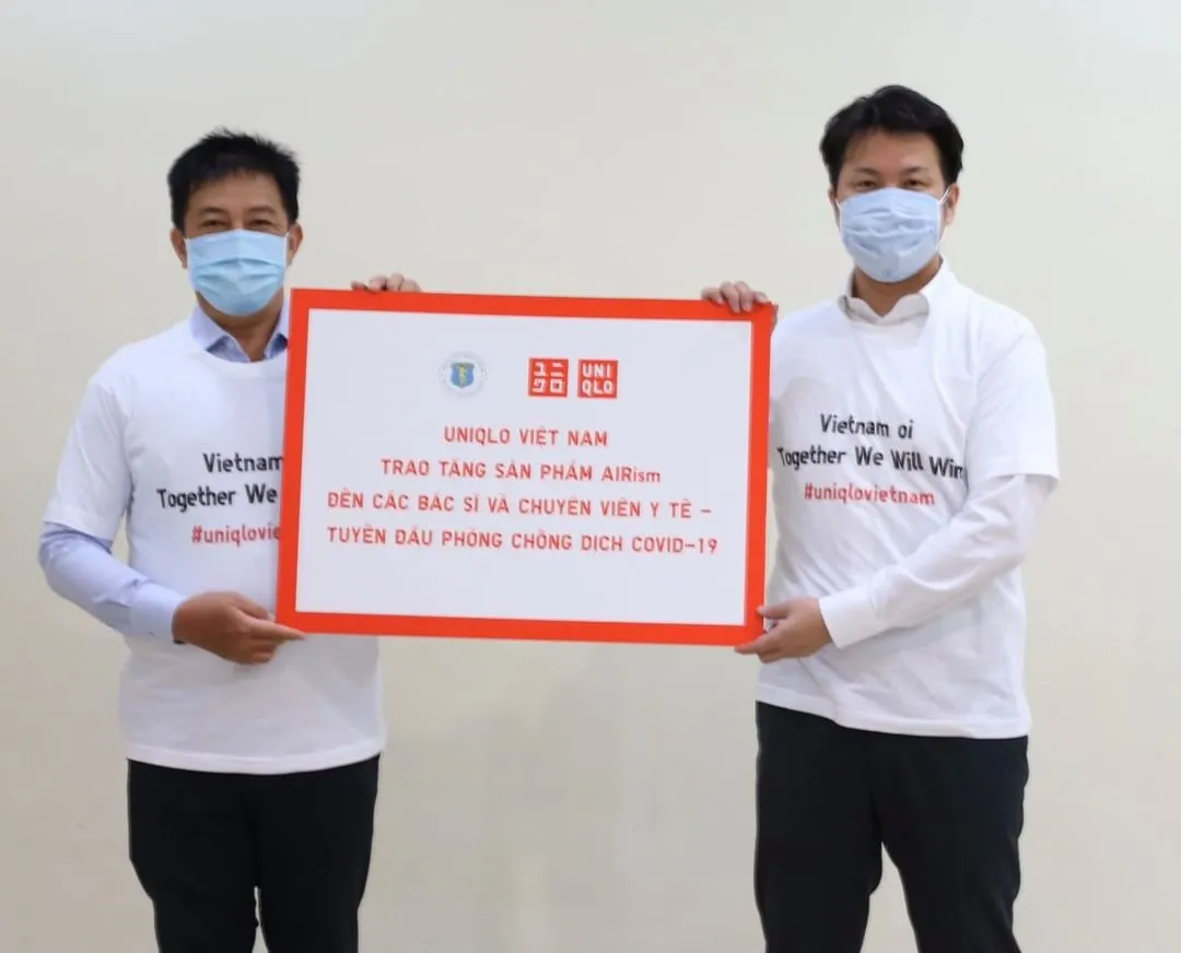 UNIQLO cổ vũ đội ngũ y bác sĩ Việt Nam với 3000 áo "Việt Nam ơi"