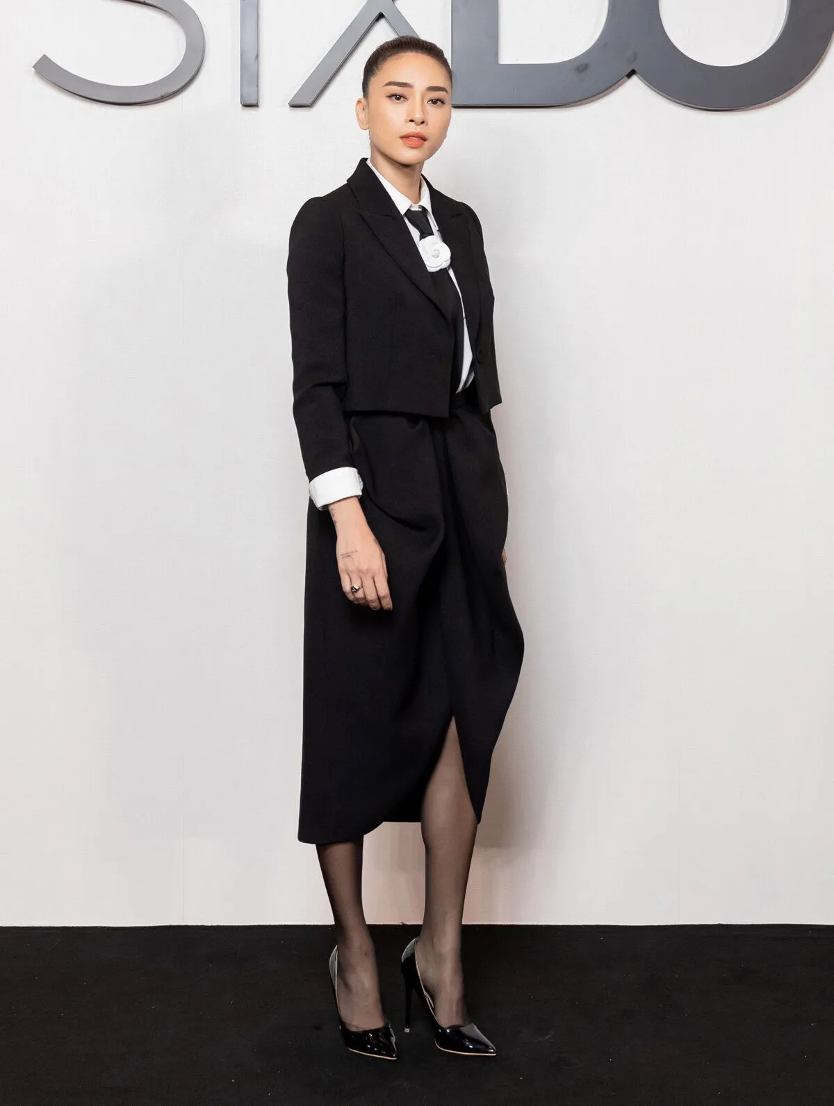Dàn celeb Việt “tô đen” thảm đỏ cùng dresscode ấn tượng tại show diễn Đỗ Mạnh Cường