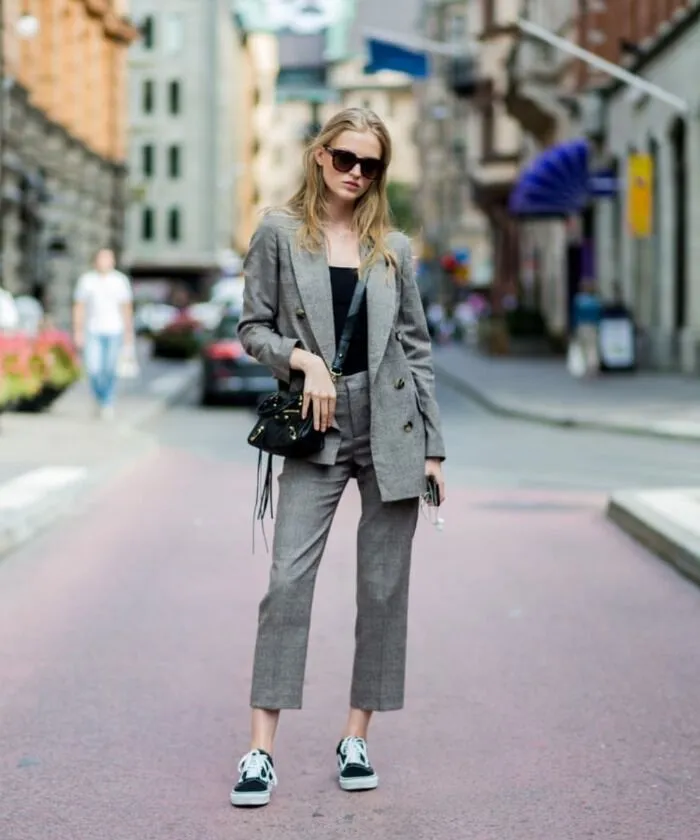 Áo blazer + áo croptop + Vans old skool 