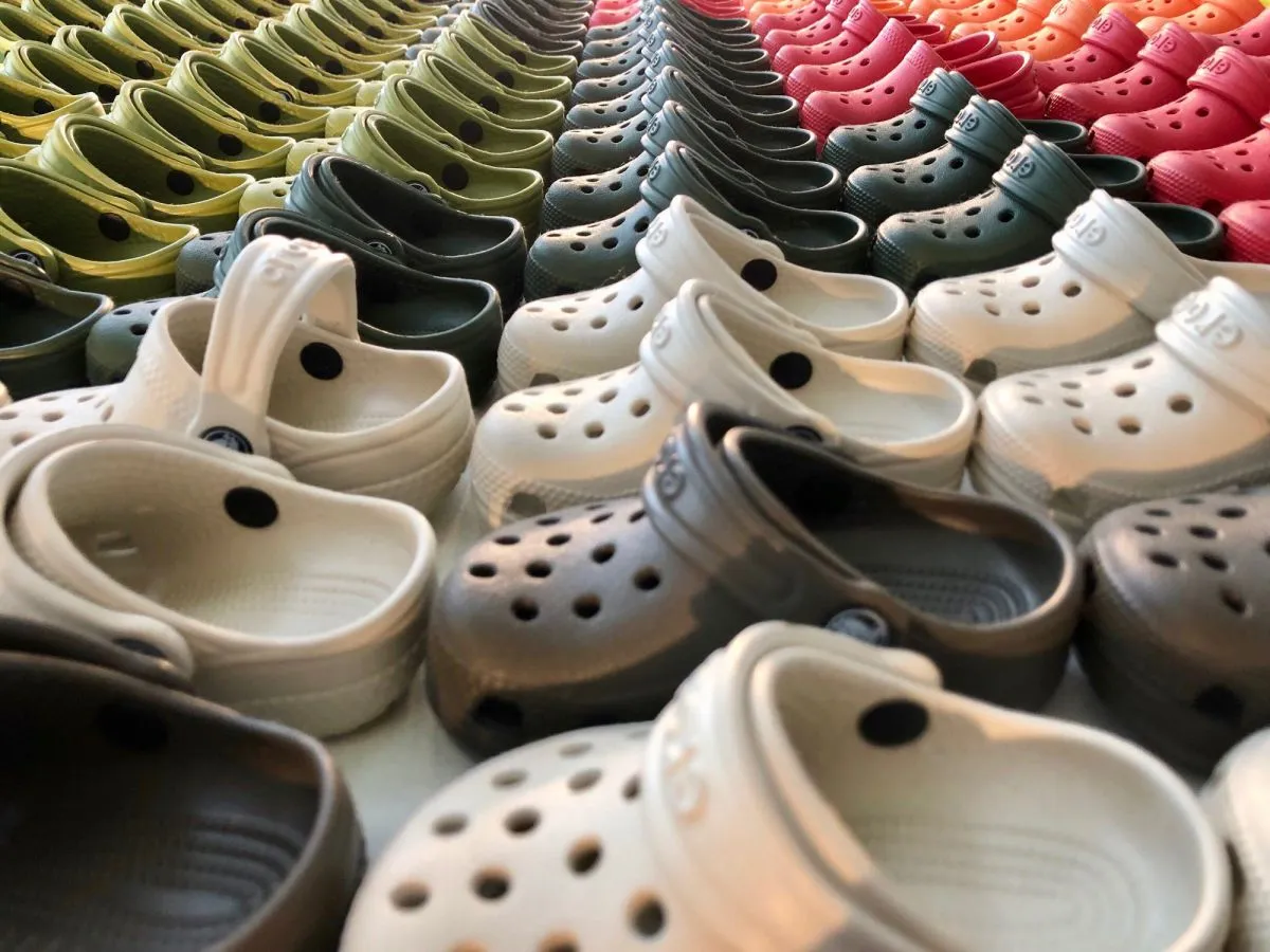 Hãng dép danh tiếng Crocs ủng hộ 10.000 đôi dép mỗi ngày cho nhân viên y tế Mỹ