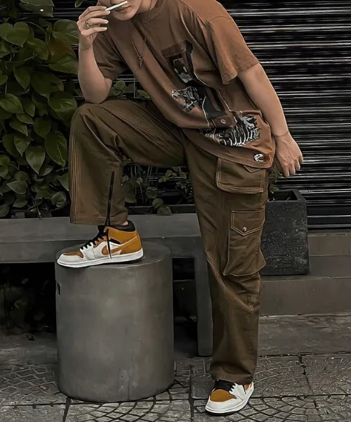 Phối đồ với sneaker Jordan 1 cổ thấp cùng áo thun