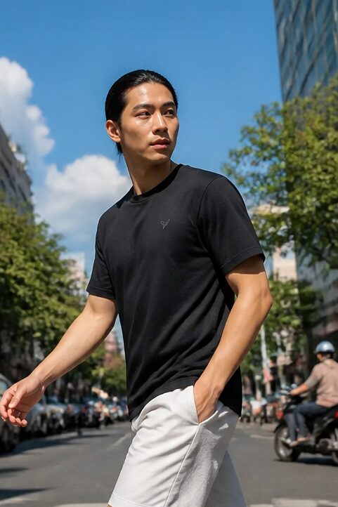 Áo thun ngắn tay màu đen, vải cotton, cổ tròn.