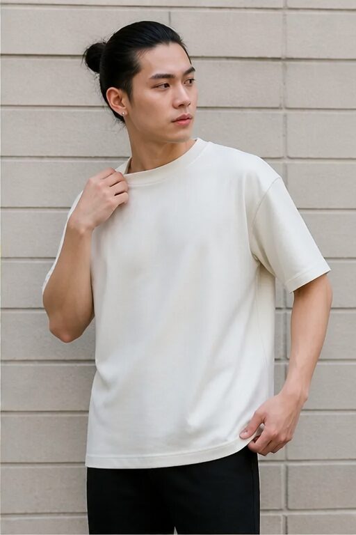 áo thun cổ tròn màu trắng, chất liệu cotton.