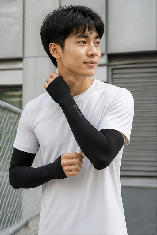 áo thun trắng, tay dài đen, tất tay xám, quần short xám, giày trắng
