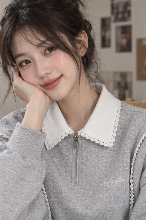 Cận cảnh cổ sơ mi trắng viền ren trên sweater xám kéo điểm nhìn sát gương mặt.