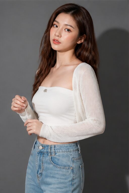 áo ống trắng, đính nơ nhỏ, áo khoác cardigan trắng, quần jeans xanh.