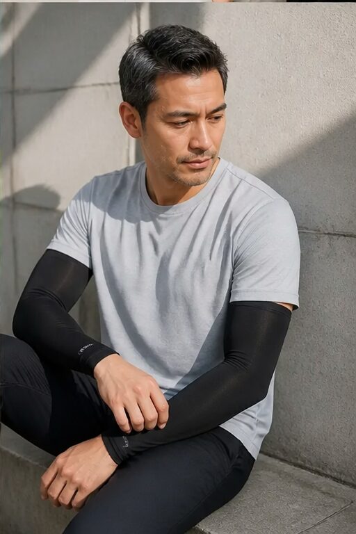 áo thun ngắn tay màu xám, chất liệu polyester, tay áo dài màu đen