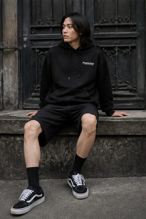 áo hoodie màu đen, chất liệu cotton, có mũ, quần short đen, tất đen, giày sneaker đen.
