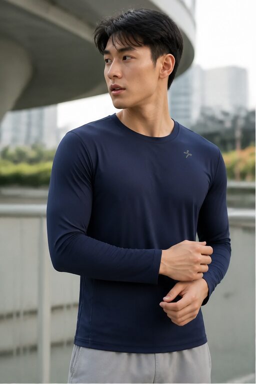 áo thun dài tay màu xanh navy, chất liệu co giãn, có logo nhỏ.