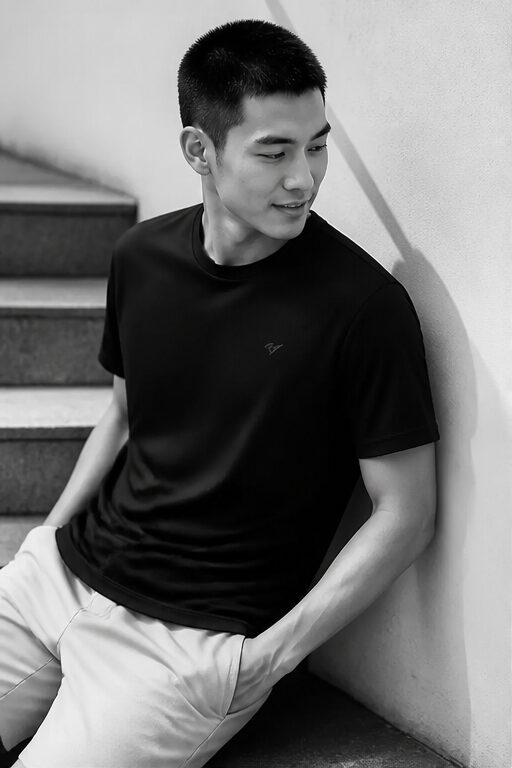 áo thun cotton ngắn tay đen, cổ tròn.