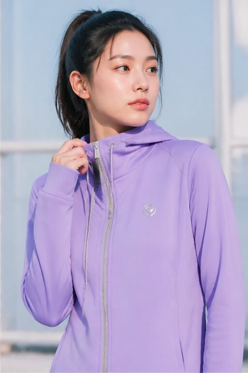 áo hoodie tím, có mũ, khóa kéo.