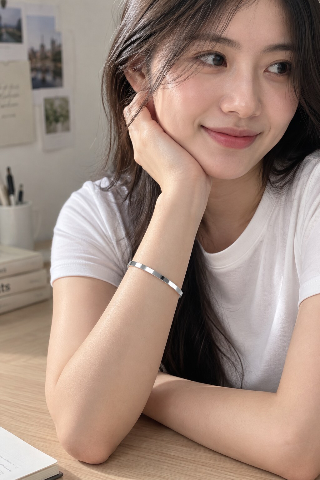 Vòng bạc mảnh lặp lại đường sáng trên áo trắng mà không lấn át khuôn mặt.