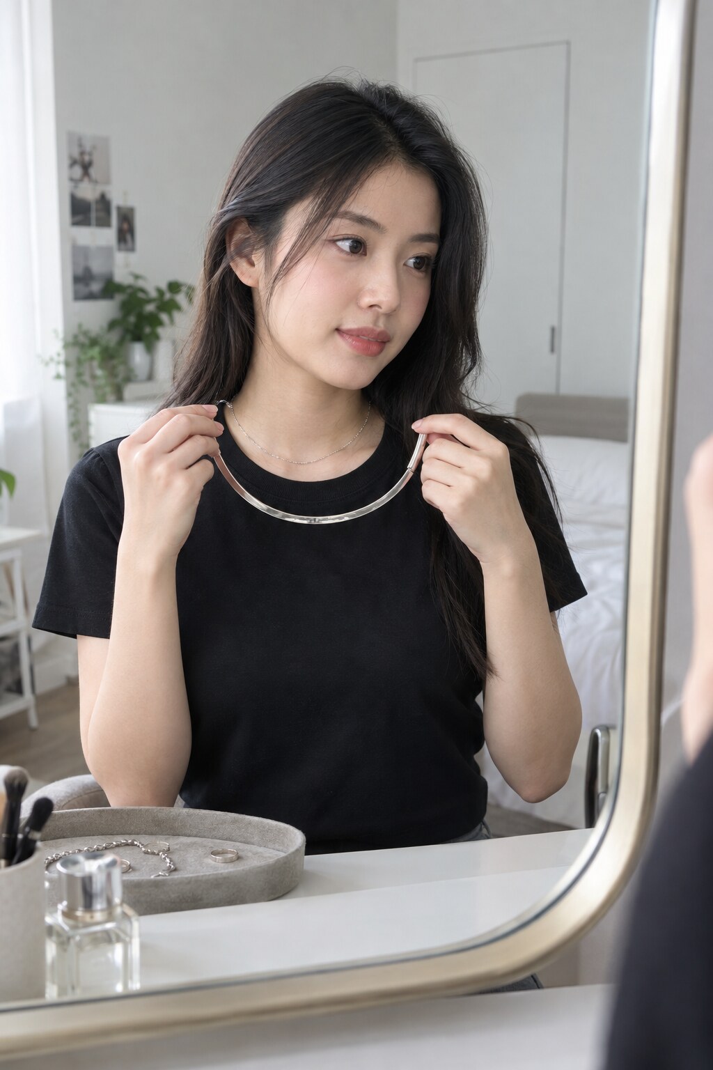 Người mặc so sánh dây mảnh đang đeo với vòng bản lớn trước gương trong một khung hình.