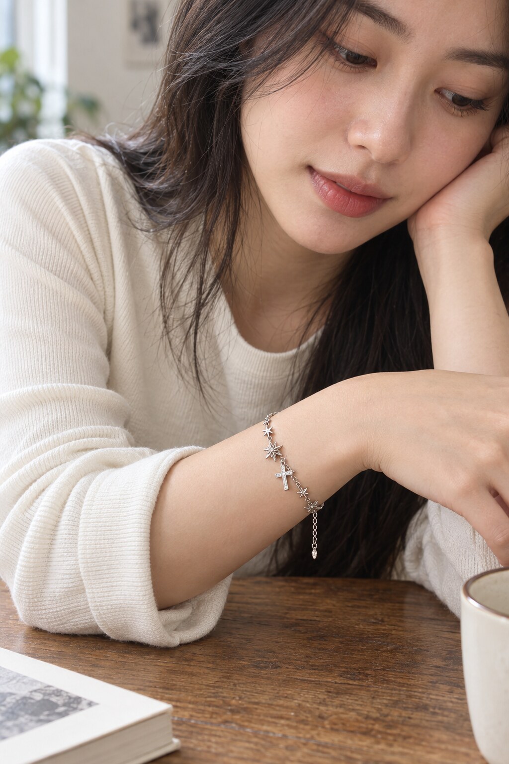 Các biểu tượng nhỏ trên vòng tay hiện rõ khi tay áo sáng được kéo gọn khỏi cổ tay.