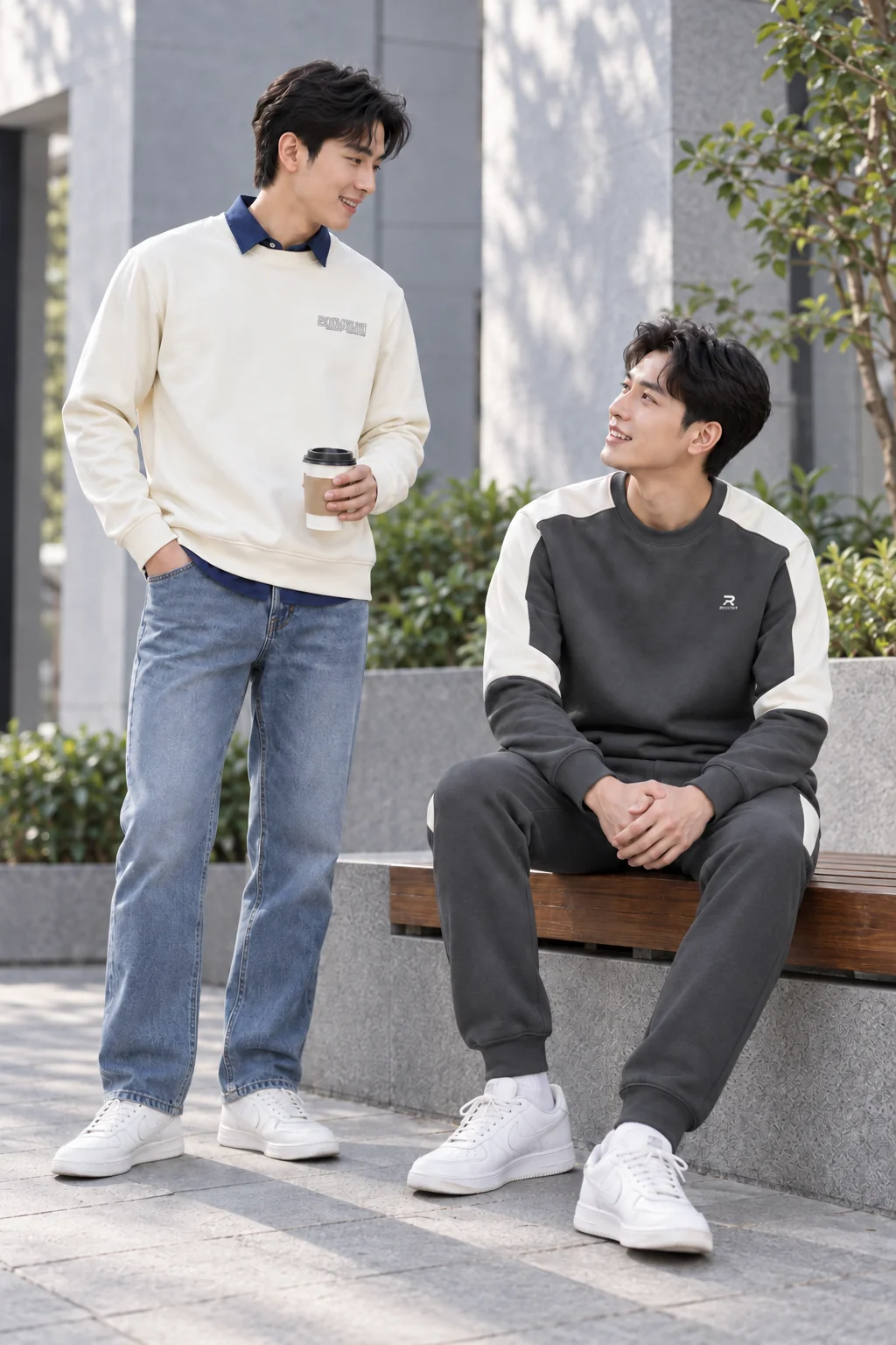 Một người mặc áo nỉ kem với jeans; người kia mặc bộ nỉ chì có quần đồng bộ.