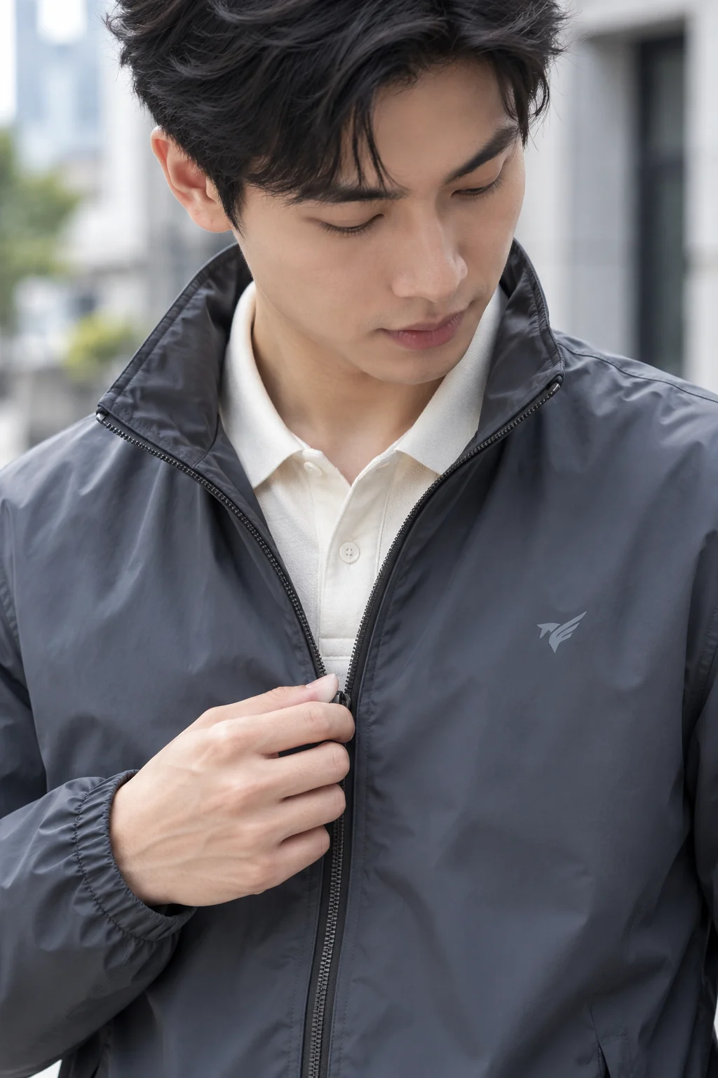 Cổ polo nằm gọn trong cổ áo khoác khi khóa kéo được mở nhẹ.