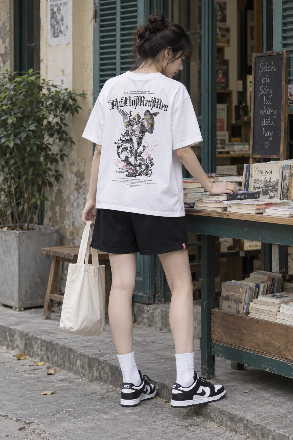 Hình thiên thần ở lưng ANGELS hiện trên short đen.