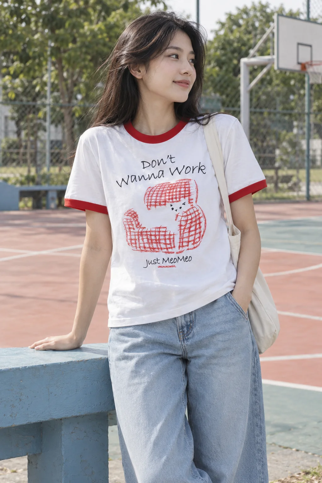 Chiếc ghế đỏ nằm dưới dòng chữ trên áo viền đỏ.