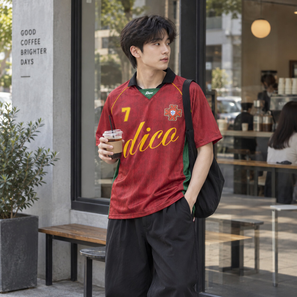 Cùng chiếc jersey xuất hiện trên phố, không thêm họa tiết ở quần.