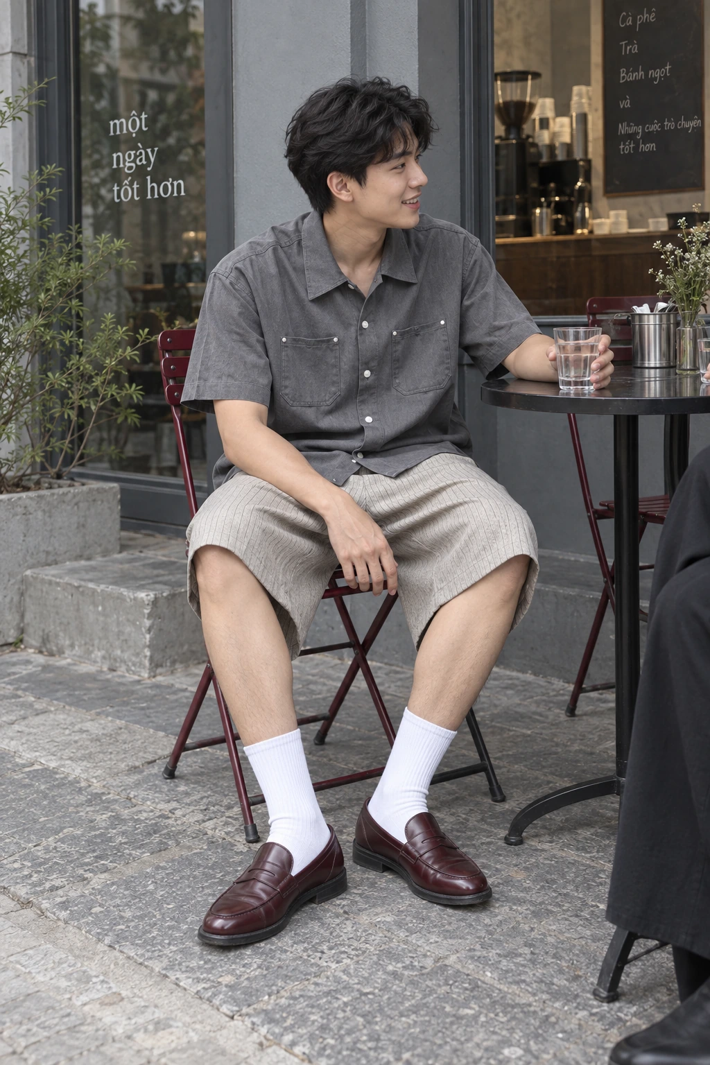 Shorts sọc xám đi cùng giày đỏ rượu và tất trắng.