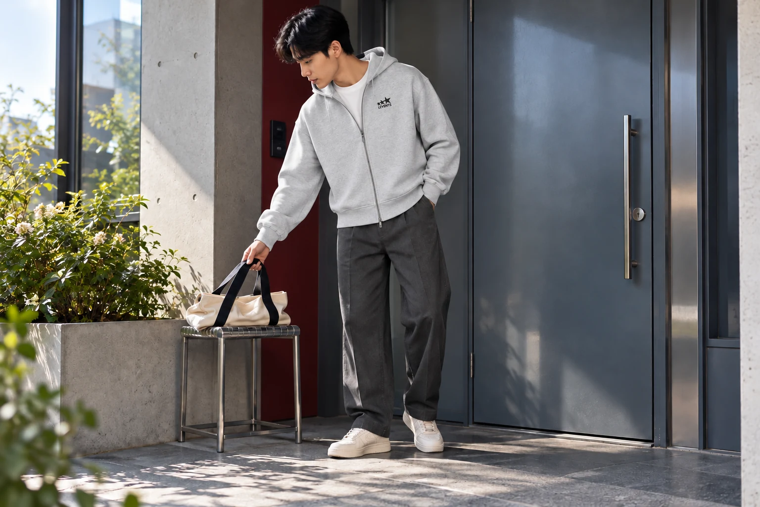 Áo hoodie xám đi cùng quần ống đứng trong một buổi ra khỏi nhà.