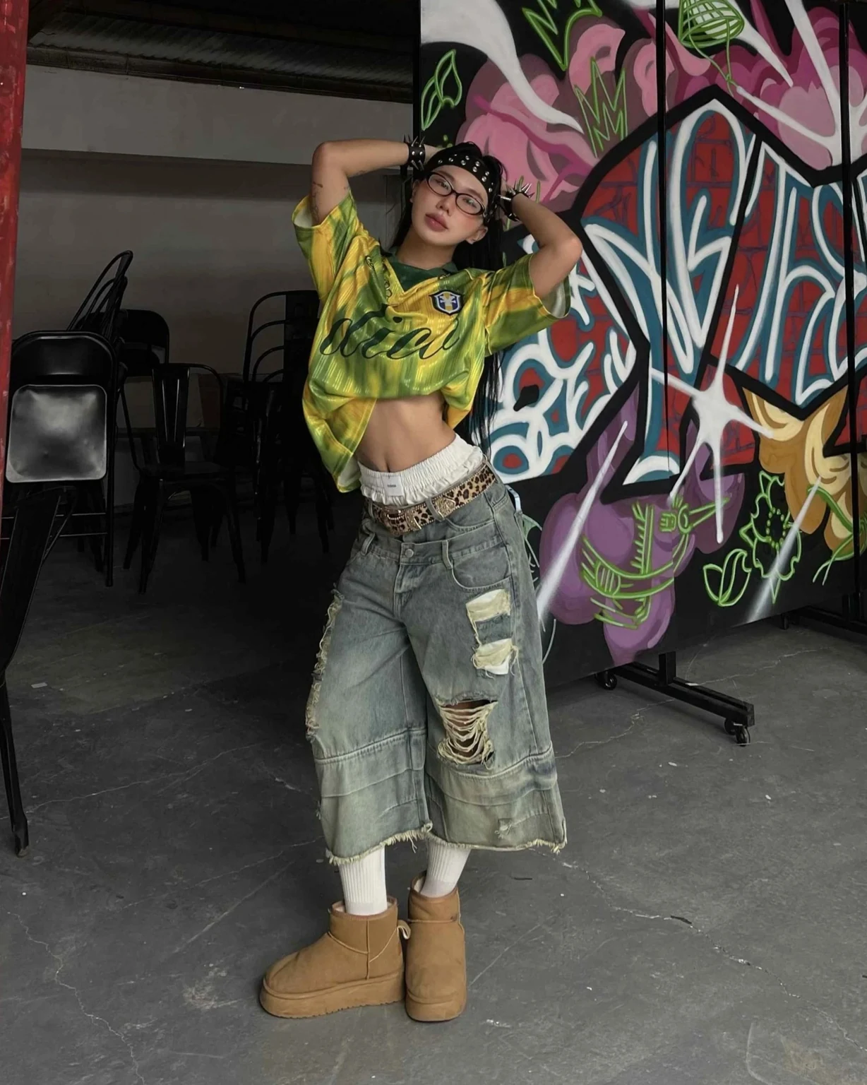 Wild Fire Jersey được mặc cùng quần denim dáng rộng. Ảnh: DirtyCoins.
