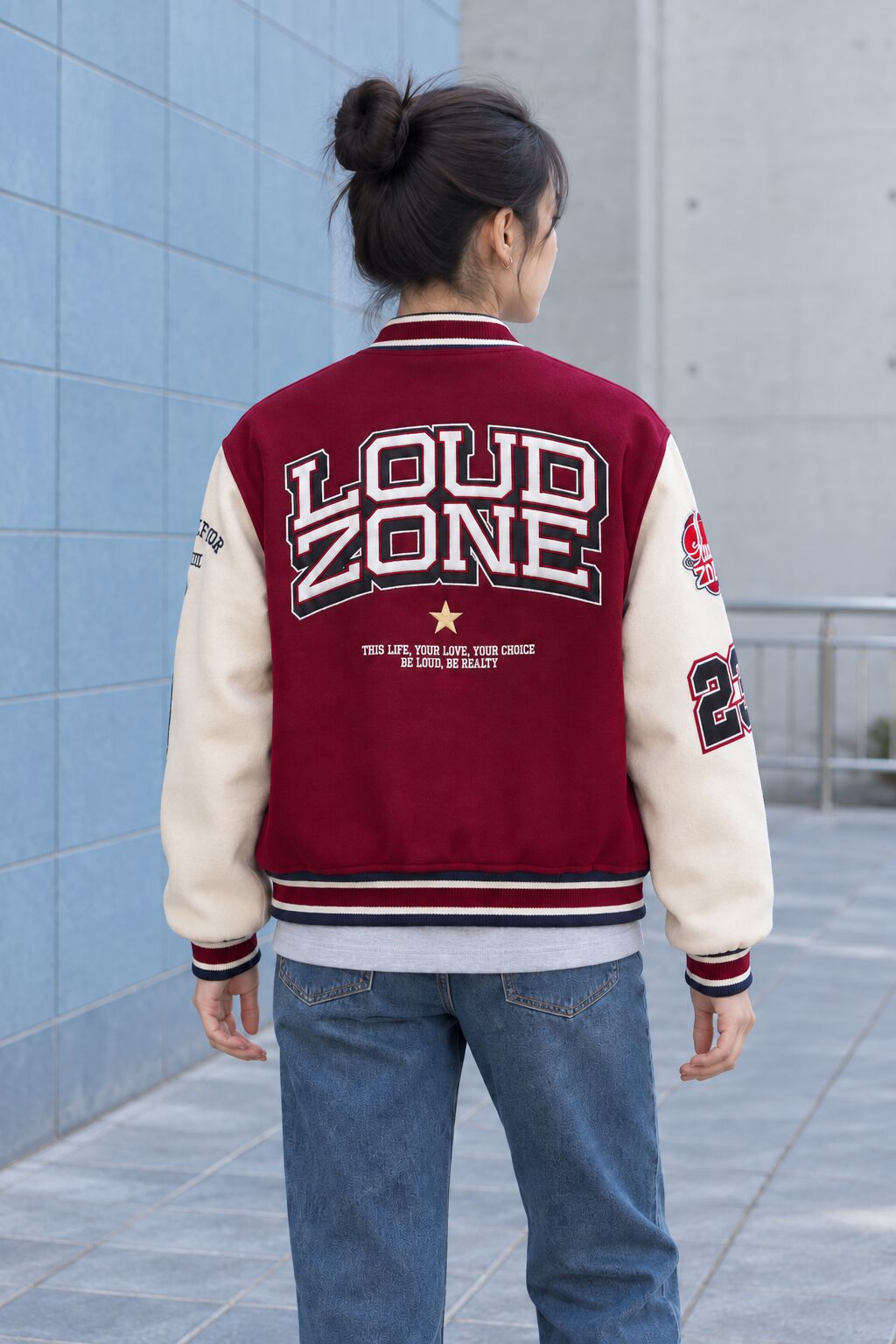Áo nỉ không mũ để lộ trọn dòng chữ LOUD ZONE ở phía trên lưng varsity.